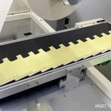 电池包隔热垫为何总贴不平？新能源隔热垫覆膜背胶工艺关键点及相关设备商推荐